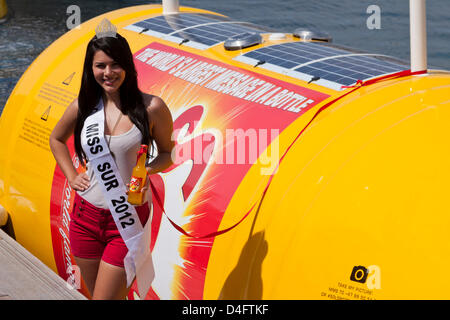 Teneriffa. 13. März 2013. Der offizielle Start des weltweit größten eine Flaschenpost fand in San Miguel Marina. Der Start-Zeremonie unter der Leitung von Miss Tenerife Sur, Sady Chavez und der norwegische Polarforscher Jarle Andhoy, feierlich eine Flasche Solo Limonade brach zu diesem Anlass. Die Bottlre wird heraus zum Meer geschleppt und set adrift und wer es findet, wie es an Land kommt mit einem Preis von der Firma Solo Softdrinks belohnt werden. Bildnachweis: Phil Crean A / Alamy Live News Stockfoto