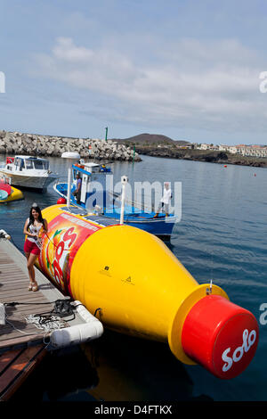 Teneriffa. 13. März 2013. Der offizielle Start des weltweit größten eine Flaschenpost fand in San Miguel Marina. Der Start-Zeremonie unter der Leitung von Miss Tenerife Sur, Sady Chavez und der norwegische Polarforscher Jarle Andhoy, feierlich eine Flasche Solo Limonade brach zu diesem Anlass. Die Bottlre wird heraus zum Meer geschleppt und set adrift und wer es findet, wie es an Land kommt mit einem Preis von der Firma Solo Softdrinks belohnt werden. Bildnachweis: Phil Crean A / Alamy Live News Stockfoto