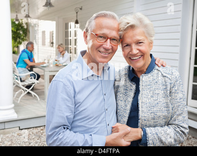 Lächelnde paar umarmt im freien Stockfoto