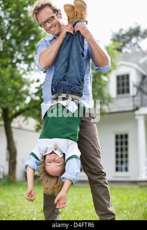 Vater und Sohn spielen zusammen im freien Stockfoto