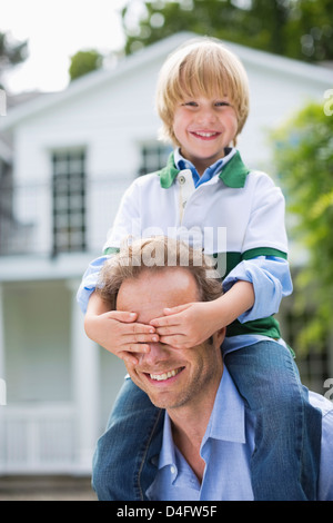 Junge von Vaters Augen im freien Stockfoto