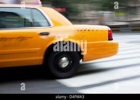 Verschwommene Sicht des Taxis auf Stadtstraße Stockfoto