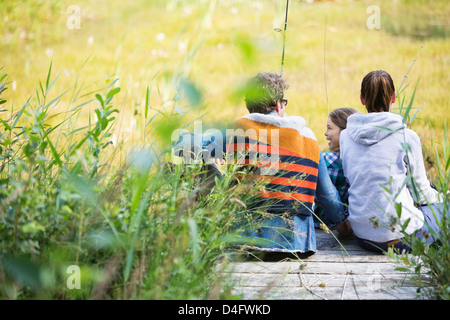 Dock-Familie zusammen Angeln auf Holz Stockfoto