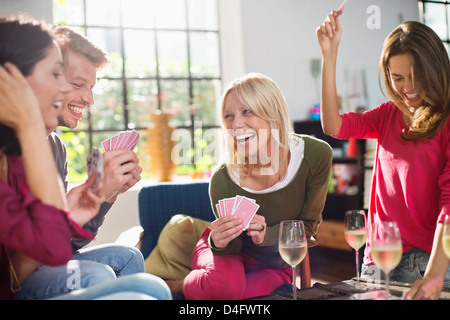 Friends Spielkarte spielen im Wohnzimmer Stockfoto