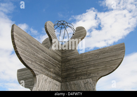 Polarkreis-Denkmal in der Nähe des Besucherzentrums in Norwegen, 66º 33' Nord Stockfoto