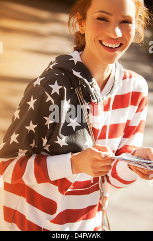 Frau tragen amerikanische Flagge sweatshirt Stockfoto