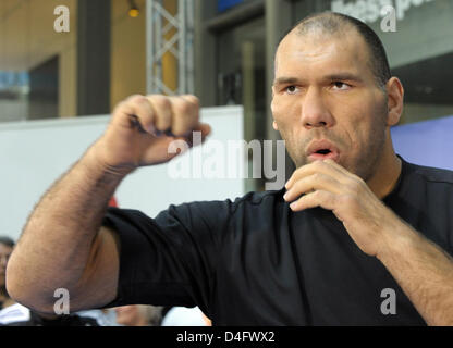 Russischer Boxer Valuev stellt während einer öffentlichen Trainingseinheit in Berlin, Deutschland, 25. August 2008. Valuev wird US-Boxer John Ruiz um die Weltmeisterschaft Schwergewicht im Max-Schmeling-Halle in Berlin am 30. August 2008 kämpfen. Foto: SOEREN STACHE Stockfoto