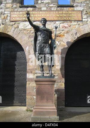 (Dpa-Datei) Die Statue des Antonius Pius ist das Haupttor der römischen Festung Saalburg auf dem Kamm des Taunus in der Nähe von Bad Homburg, Deutschland, 8. März 2008 abgebildet. Die Saalburg ist ein Kohortenkastell Zugehörigkeit zu den Limes Germanicus und ist ein UNESCO-Weltkulturerbe. Foto: Beate Schleep Stockfoto