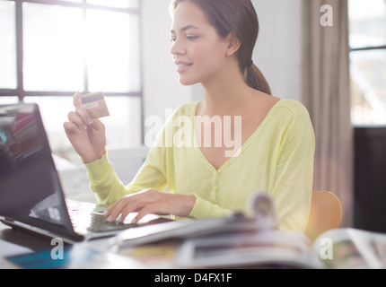 Frau shopping auf laptop Stockfoto