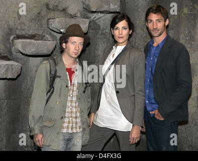 Die Schauspieler Fabian Busch (L-R), Bettina Zimmermann und Benjamin Sadler bei den Dreharbeiten von RTL film "The Charlemagne Code" in Köln, 21. August 2008. Die Geschichte der Nibelungen und ihre legendären Schatz hat Generationen von Filmemachern beschäftigt. RTL versucht nun die neueste Produktion, die auf Sonntag, 31. August 2008 ausgestrahlt werden wird. Später wird es auch vorgestellt Stockfoto