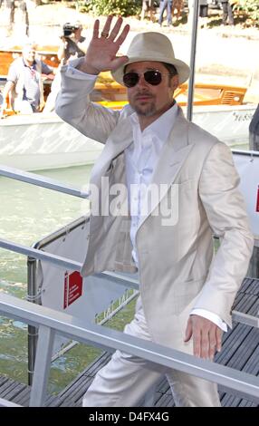 Schauspieler Brad Pitt kommt für den Fototermin für den Film "Burn After Reading" an der 65. Filmfestspiele von Venedig, Venedig, Italien, 27. August 2008. Foto: Hubert Boesl Stockfoto