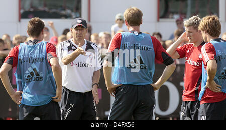 Trainer Juergen Klinsmann (2. L) während einer Trainingseinheit des deutschen Bundesligisten FC Bayern München auf dem Gelände des Clubs in München, Deutschland, 27. August 2008 gesehen. Foto: Andreas Gebert Stockfoto