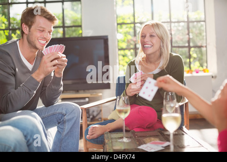 Friends Spielkarte spielen im Wohnzimmer Stockfoto