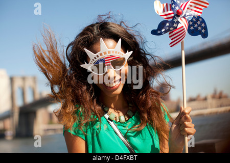 Frau in Neuheit-Sonnenbrille mit Windrad Stockfoto