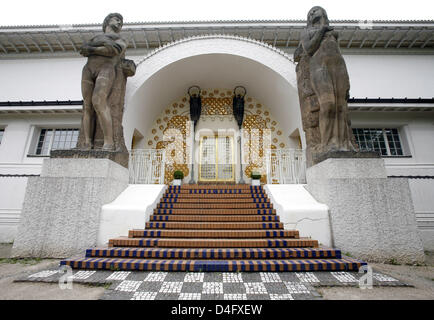 Eingang des "Ernst-Ludwig-Haus", ein Haus gebaut im Stil Art Nouveau, eingefangen in der Künstlerkolonie Darmstadt, Deutschland, 26. Mai 2008. Das Haus wurde als Atelierhaus der Künstler-Kolonie von Olbrich entworfen. Es wurde 1901 erbaut und im Jahre 1944 zerstört. Im Jahr 1990 das Gebäude wurde umgebaut und beherbergt heute das "Museum Künstler Kolonie Darmstadt". Foto: Stockfoto