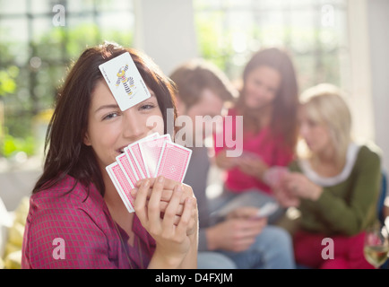 Lächelnde Frau Spielkarte Spiel Stockfoto
