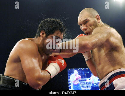 Russischer Boxer Nikolai Valuev (R) kämpft US John Ruiz in der World Boxing Association (WBA) Schwergewichts-Kampf in Berlin, Deutschland, 30. August 2008. Valuev, die im April 2007 den Titel verloren hatte, gewann den Kampf in einer Split Decision. Foto: Soeren Stache Stockfoto