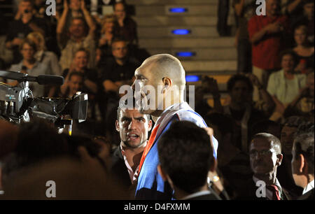 Russischer Boxer Nikolai Valuev (C) kommt für die World Boxing Association (WBA) Schwergewichts-Titelkampf gegen John Ruiz in Berlin, Deutschland, 30. August 2008. Valuev, die im April 2007 den Titel verloren hatte, gewann den Kampf in einer Split Decision. Foto: Soeren Stache Stockfoto