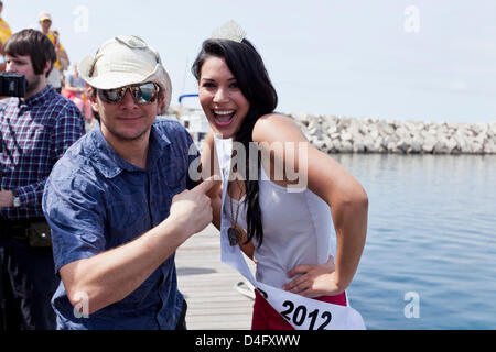 Teneriffa. 13. März 2013. Jarle Andhoy und Sady Chavez, Miss Tenerife Sur beim offiziellen Start des weltweit größten eine Flaschenpost fand in San Miguel Marina. Der Start-Zeremonie unter der Leitung von Miss Tenerife Sur, Sady Chavez und der norwegische Polarforscher Jarle Andhoy, feierlich eine Flasche Solo Limonade brach zu diesem Anlass. Die Bottlre wird heraus zum Meer geschleppt und set adrift und wer es findet, wie es an Land kommt mit einem Preis von der Firma Solo Softdrinks belohnt werden. Bildnachweis: Phil Crean A / Alamy Live News Stockfoto