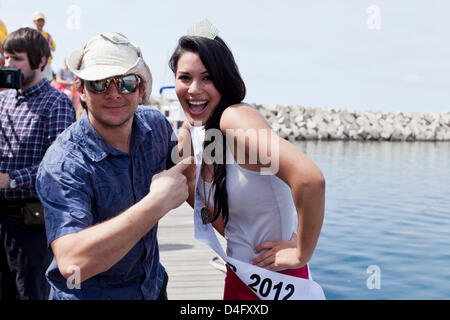 Teneriffa. 13. März 2013. Jarle Andhoy und Sady Chavez, Miss Tenerife Sur beim offiziellen Start des weltweit größten eine Flaschenpost fand in San Miguel Marina. Der Start-Zeremonie unter der Leitung von Miss Tenerife Sur, Sady Chavez und der norwegische Polarforscher Jarle Andhoy, feierlich eine Flasche Solo Limonade brach zu diesem Anlass. Die Bottlre wird heraus zum Meer geschleppt und set adrift und wer es findet, wie es an Land kommt mit einem Preis von der Firma Solo Softdrinks belohnt werden. Bildnachweis: Phil Crean A / Alamy Live News Stockfoto