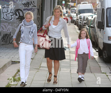 Belgiens Princess Astrid (C) begleitet ihren Töchtern Prinzessin Maria Laura (L) und Prinzessin Laetitia Maria auf dem Weg zur Schule in Brüssel, Belgien, 1. September 2008. Foto: Albert Philip van der Werf (Niederlande) Stockfoto