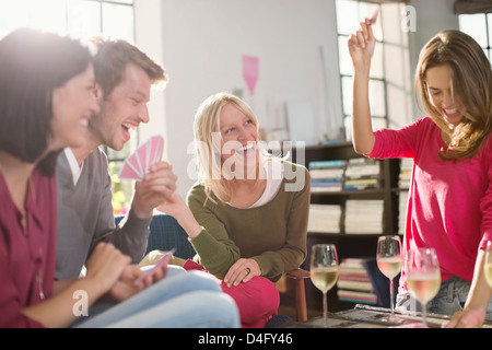 Freunde-Kartenspiele im Wohnzimmer Stockfoto