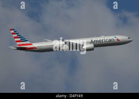 AMERICAN AIRLINES BOEING 777 300 IN NEUEN FARBEN 2013 Stockfoto