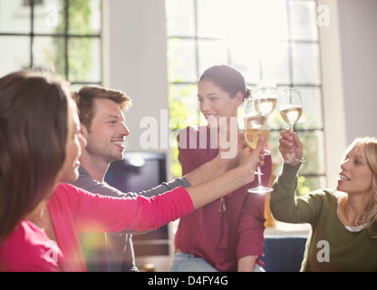 Freunde, die einander mit Wein Toasten Stockfoto