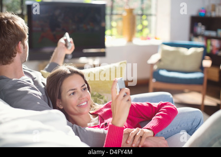 Paar erholsame auf Sofa zusammen Stockfoto