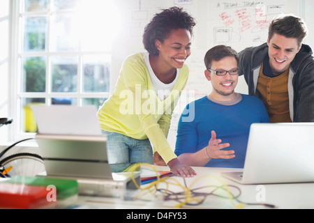 Geschäftsleute, die gemeinsam im Büro Stockfoto