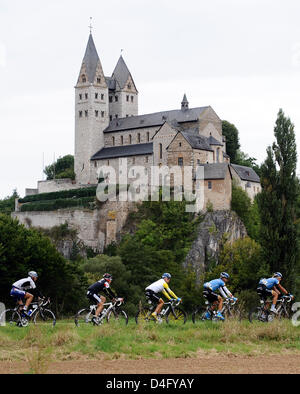 Während der 5. Etappe der "Deutschland-Tour" Radfahrer fahren vorbei an der Kirche St. Lubentius auf dem Felsen der Lahn in Dietkirchen, Deutschland, 3. September 2008. Die Kirche wurde im Jahr 1225 in seiner momentanen Form gebaut. Die 5. Etappe des Rennens war 218,4 Kilometer lang und führte von Mainz nach Winterberg. "Der Deutschland-Tour' 2008 zählt acht Etappe von Kitzbühel nach Bremen, Keim Stockfoto