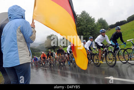 Die Radfahrer fahren von Mainz nach Winterberg während der 218,4 Kilomettres lange 5. Etappe der Tour von Deutschland 3. September 2008.  "Der Deutschland-Tour' 2008 zählt acht Etappe von Kitzbühel nach Bremen, Deutschland, in Höhe von insgesamt 1.408,6 km Foto: Bernd Thissen Stockfoto