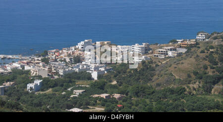 Ein Blick auf die Bucht von Plakias aus Bergdorf Mirthios auf Kreta, Griechenland, 23. Mai 2008. Wegen seiner schönen Landschaft verwandelt sich Plakias von einer einsamen Küste Website ein beliebter Touristenort. Baustellen sind über die Regi verteilt. Stockfoto