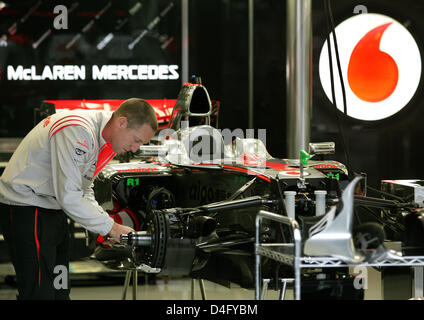 Mechanik des britischen Formel1-Fahrer Lewis Hamilton von McLaren Mercedes sind bei der Arbeit auf der Rennstrecke von Spa-Francorchamps, 4. September 2008. Grand Prix von Belgien statt findet am 7. September 2008. Foto: Roland Weihrauch Stockfoto