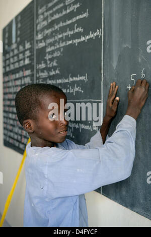 (Dpa-Datei) Die Datei Bild vom 5. November 2007 begleitet ein Junge schreibt an die Tafel in Tibiri, Nigeria. Die Völker betreffenden Forderung, ein stärkeres Mitspracherecht haben, wenn es um Bildungsprogramme, Gesundheitsprojekte, nun baut oder Bekämpfung der Dürre, als eine internationale dreitägige Konferenz auf eine effektivere Entwicklungshilfe geht im Accra, Ghana, am 4. September 2008 vereinbart. Inte Stockfoto