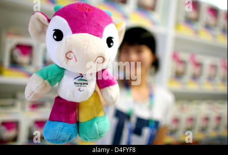 Ein Shop-Mitarbeiter stellt das Maskottchen der Paralympischen Spiele, Fu Niu Lele, in Peking, China, 4. September 2008. Die Paralympics wird am 06 September gestartet. Foto: Rolf Vennenbernd Stockfoto