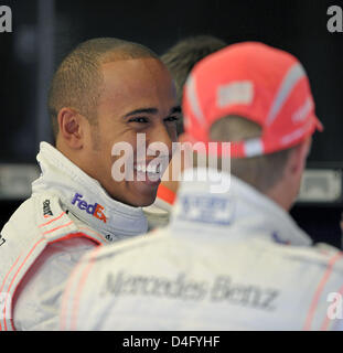 Britische Formel1-Fahrer Lewis Hamilton von McLaren Mercedes (L) und seinem finnischen Teamkollegen Heikki Kovalainen Chat während des ersten Trainings in Spa-Francorchamps, Belgien, 5. September 2008. Die Formel 1 Rennstrecke in Belgien statt findet am 7. September 2008. Foto: Carmen Jaspersen Stockfoto