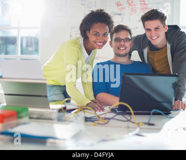Geschäftsleute, die gemeinsam am Schreibtisch Stockfoto
