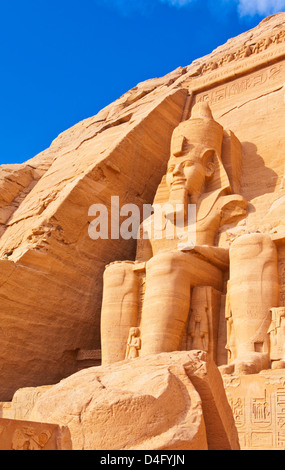 Gigantische Statue des großen Pharaos Ramses II außerhalb der Tempel von Ramses II Abu Simbel Oberägypten Middle East Stockfoto