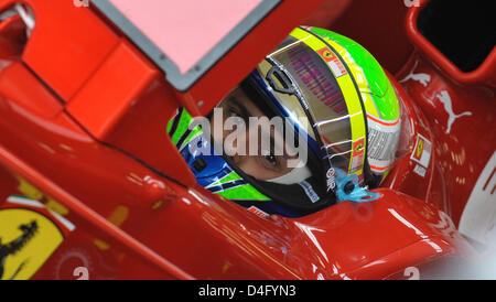 Brasilianischer Formel-1-Pilot Felipe Massa Ferrari sitzt in seinem Rennwagen während der dritten Training in Spa-Francorchamps, Belgien, 6. September 2008. Die Formel 1 Rennstrecke in Belgien statt findet am 7. September 2008. Foto: Carmen Jaspersen Stockfoto