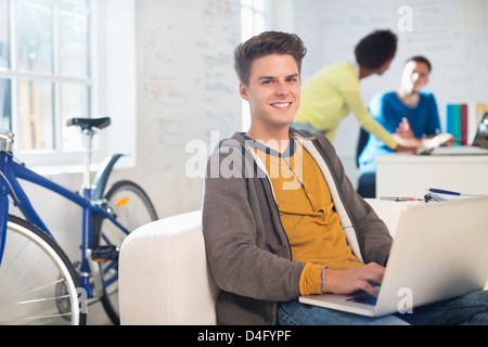 Geschäftsmann mit Computer im Büro Stockfoto