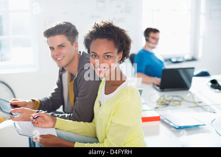 Geschäftsleute im Gespräch im Büro Stockfoto