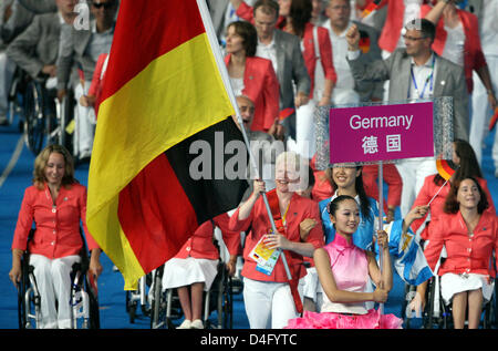 Deutsche Goalballer Conny Dietz (C) ist die Trägerin der deutschen Mannschaft bei der Eröffnungsfeier der Paralympischen Spiele 2008 im Nationalstadion in Peking, China, 6. September 2008. 171 deutsche Athleten treten in den Paralympischen Spielen zwei Wochen nach den Olympischen Spielen. Sehbehinderten Dietz konkurriert bei ihrem sechsten Paralympischen Spielen, im Jahr 1996 gewann sie eine Goldmedaille in Atlanta, USA Stockfoto