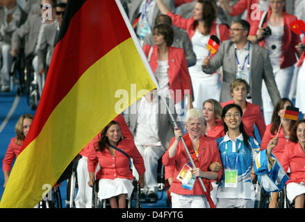 Deutsche Goalballer Conny Dietz (C) ist die Trägerin der deutschen Mannschaft bei der Eröffnungsfeier der Paralympischen Spiele 2008 im Nationalstadion in Peking, China, 6. September 2008. 171 deutsche Athleten treten in den Paralympischen Spielen zwei Wochen nach den Olympischen Spielen. Sehbehinderten Dietz konkurriert bei ihrem sechsten Paralympischen Spielen, im Jahr 1996 gewann sie eine Goldmedaille in Atlanta, USA Stockfoto