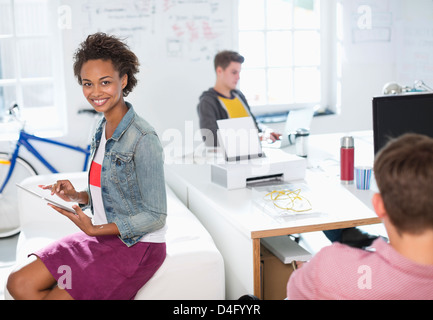 Geschäftsfrau mit digitalen Tablette im Büro Stockfoto