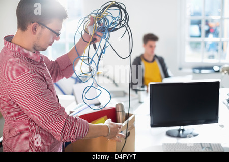 Geschäftsmann entwirren Schnüre im Büro Stockfoto