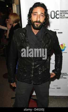 Schauspieler Adrien Brody kommt bei der Premiere des Films "Blindheit" während der 2008 Toronto International Film Festival im Elgin Theatre in Toronto, Kanada, 6. September 2008. Foto: Hubert Boesl Stockfoto