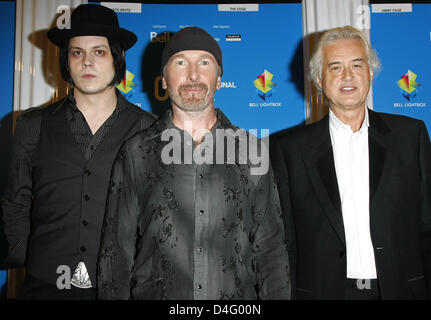 Musiker Jack White von der Band "The White Stripes" (L-R), The Edge von "U2" und Jimmy Page von "Led Zeppelin" sind während der Pressekonferenz des Films "Es könnte Get Loud" auf der 2008 Toronto International Film Festival im Hotel Sutton Place in Toronto, Kanada, 6. September 2008 abgebildet. Foto: Hubert Boesl Stockfoto