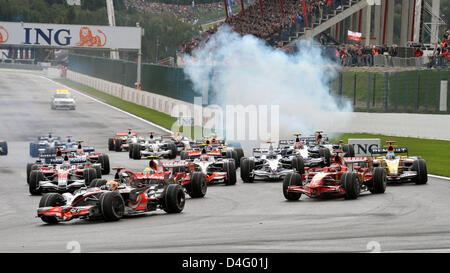 Britische Formel1-Fahrer Lewis Hamilton (vorne) von McLaren Mercedes führt die Packung nach Beginn des dem Formular einen Grand Prix von Belgien in Spa-Francorchamps Rennen in Belgien, 7. September 2008 verfolgt. Foto: Carmen Jaspersen Stockfoto