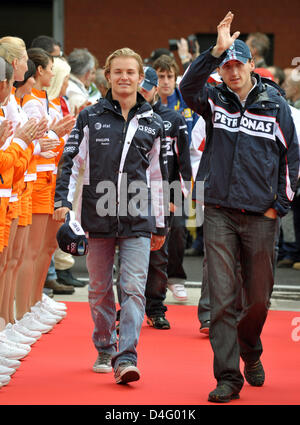 Deutsche Formel1-Fahrer Nico Rosberg (L) von Williams und polnische Formel-1-Pilot Robert Kubica BMW Sauber sind die Treiber, die Parade vor Beginn des dem Formular einen Grand Prix von Belgien in Spa-Francorchamps Rennen in Belgien, 7. September 2008 verfolgt abgebildet. Foto: Carmen Jaspersen Stockfoto